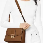 Michael Kors Jessie 斜背包 中號 荔枝紋皮革翻蓋 黑色/棕色