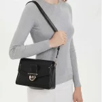 Michael Kors Jessie 斜背包 中號 荔枝紋皮革翻蓋 黑色/棕色