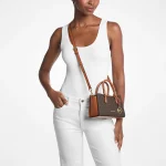 MICHAEL KORS Arden 小號經典Logo印花手提斜背包 穿搭