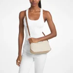 MICHAEL KORS Jet Set 中號經典Logo印花兩用斜背包 香草白 穿搭