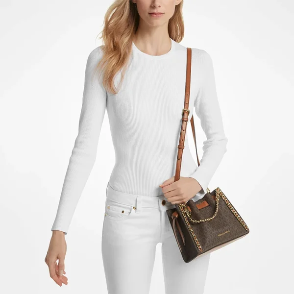 MICHAEL KORS Mina 小號經典Logo印花鏈條斜背包 穿搭